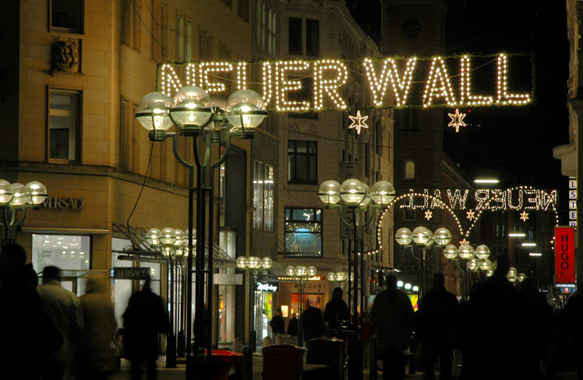 2099_0168 Lichter zur Weihnachtszeit - Schriftzug Neuer Wall - Lichtschrift über der Strasse. | Adventszeit - Weihnachtsmarkt in Hamburg - VOL.1